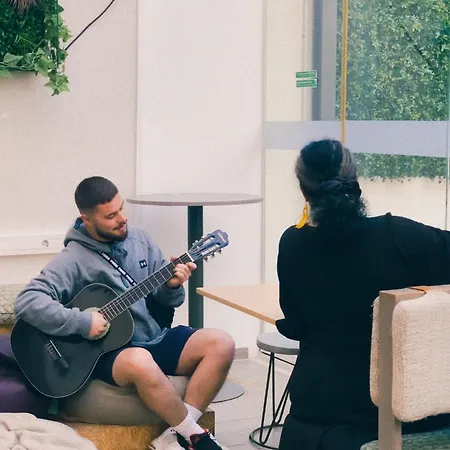 Wot Patio Social אכסניה