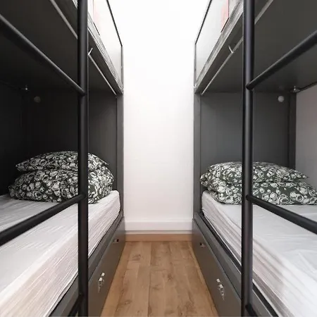 Wot Patio Social אכסניה