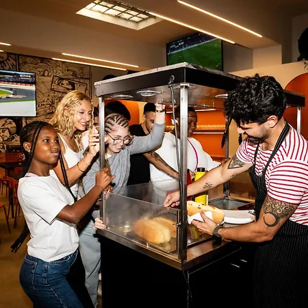 Hostel Wot Patio Social *