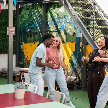 Hostel Wot Patio Social