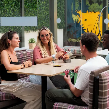 Hostel Wot Patio Social