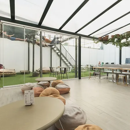Wot Patio Social אכסניה *